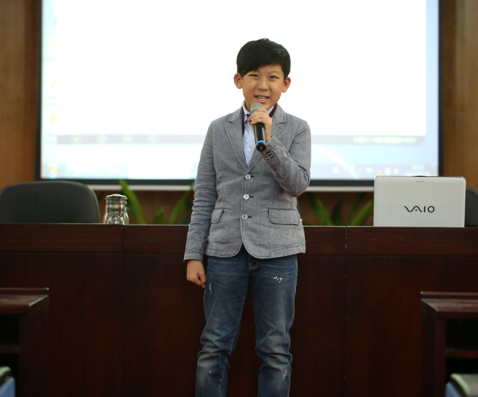 小童星在讲座现场演唱《放轻松》.jpg